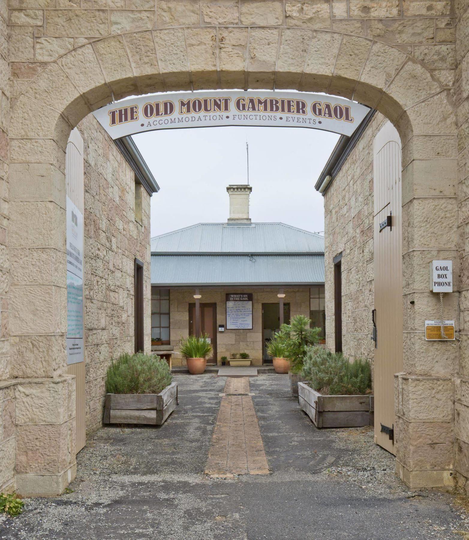 The Old Mount Gambier Gaol Hotel Bagian luar foto