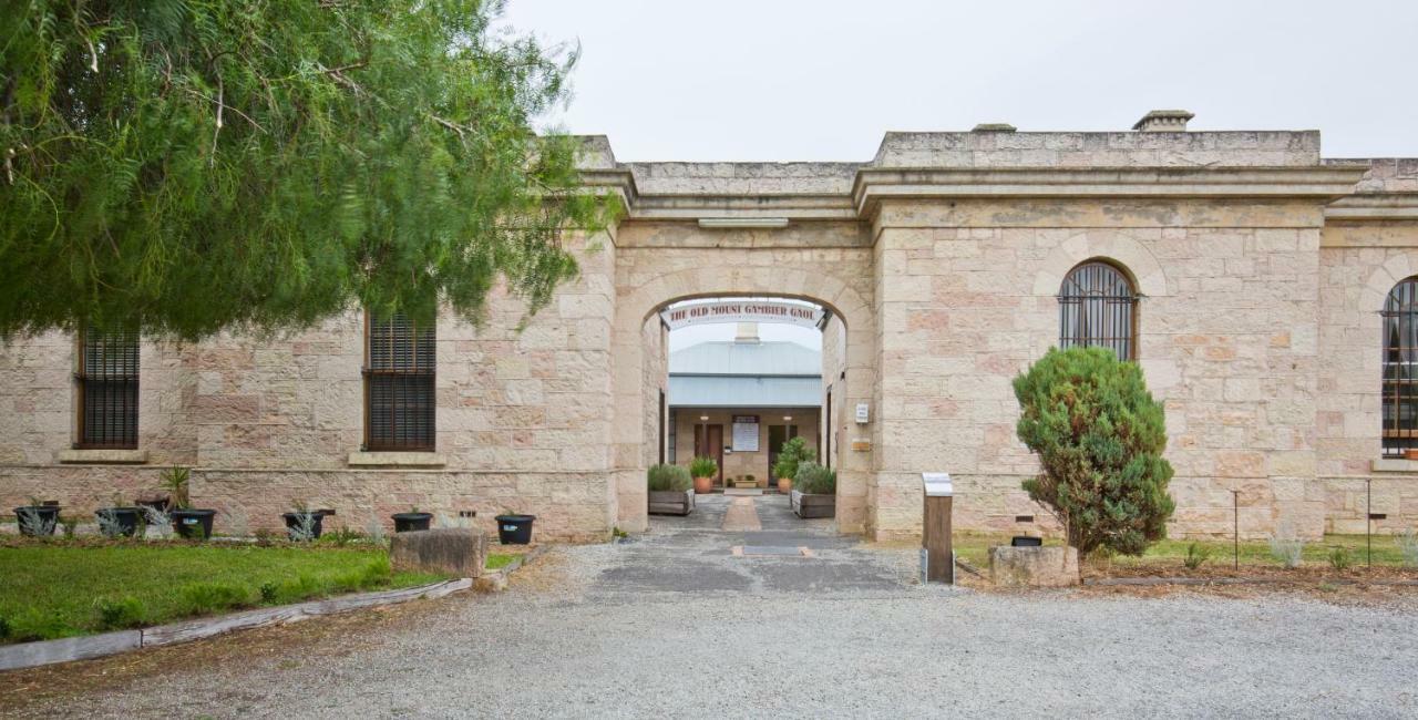 The Old Mount Gambier Gaol Hotel Bagian luar foto